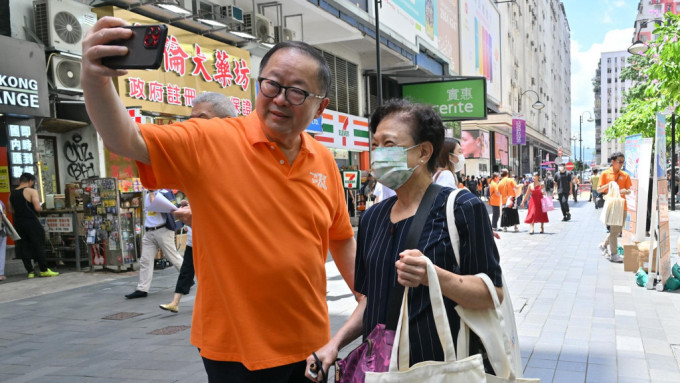 禁常会主席李国栋（左）向市民派发禁毒单张和宣传品。政府新闻处