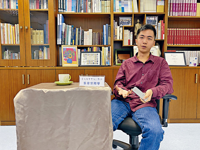 香港大學文學院一年級生張瑋宗建議，同學溫習皇帝政策時，可善用課本的地圖輔助。