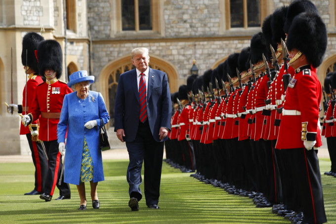 美国总统特朗普声称上月到温莎堡与英女皇茶聚没有迟到。AP资料图片