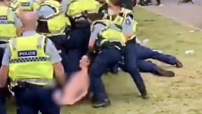 紐西蘭女子反疫苗全裸示威，遭警察扯頭髮拖走。