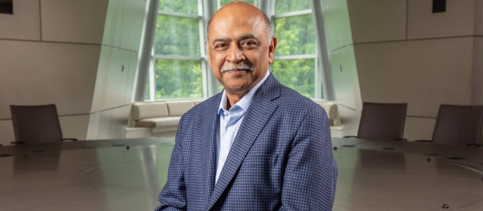IBM董事長Arvind Krishna大幅改組業務，除了分拆業務，加重投資諮詢，也大力推動建立IBM與銷售渠道的關係。