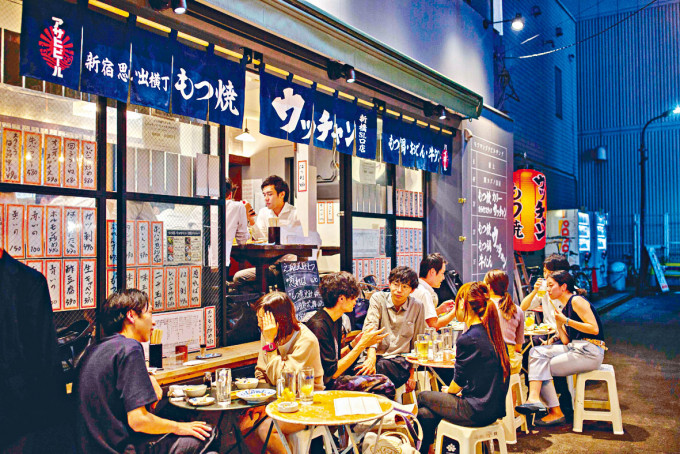 ■東京新橋區的餐館仍見顧客。