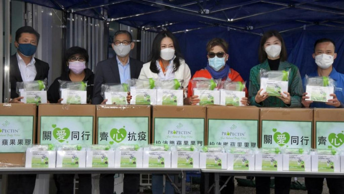 彩时亚洲有限公司董事Judy Foo（左四）联同肥妈（右三），捐赠1,000盒ProPectin柏沛乐苹果果胶予6间方舱医院的工作人员饮用。