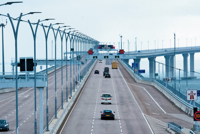 现时港珠澳大桥香港口岸停车场4种停车位中，只有轻型货车泊车位的使用率超过5成。
