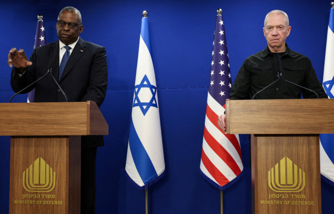 美国防长奥斯汀（左）访问以色列，会晤以国部长加兰特，强调会继续供应武器给以色列。路透社