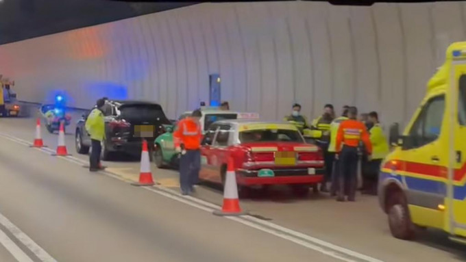 大欖隧道荃灣管道內3車相撞，交通一度受阻。香港突發事故報料區FB圖