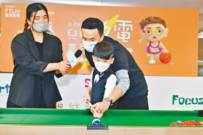 傅家俊在活动中，教导小朋友「神奇秘技」。
