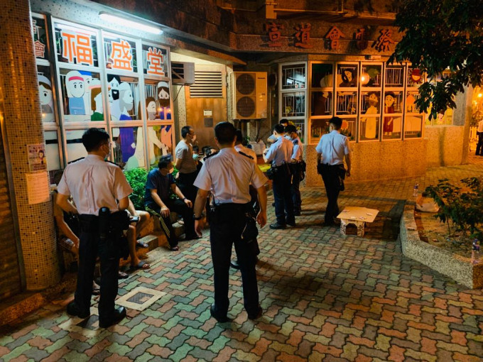 元州邨7名男子聚集，涉违限聚令被票控。 警芳提供