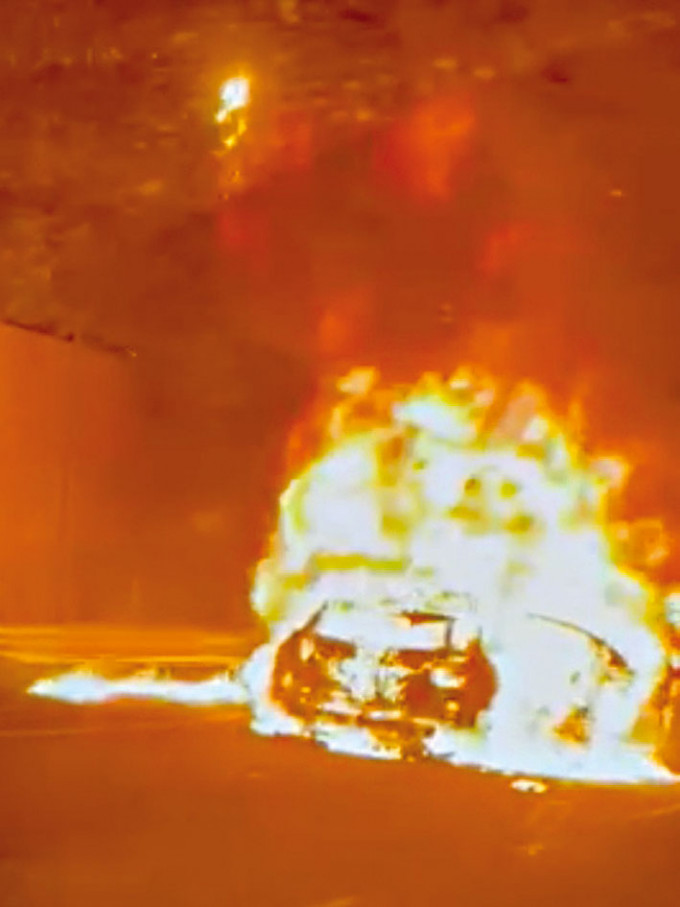 肇事私家車火勢最猛烈期間發生爆炸。