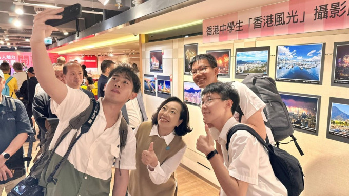 麦美娟出席中学生摄影比赛颁奖礼，寄语同学用照片说好香港故事。民青局fb