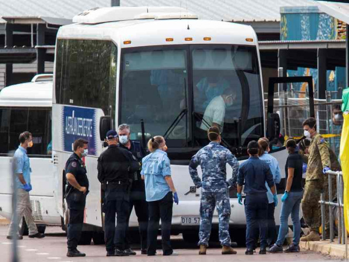 大约180名澳洲侨民乘坐包机返抵达尔文。AP