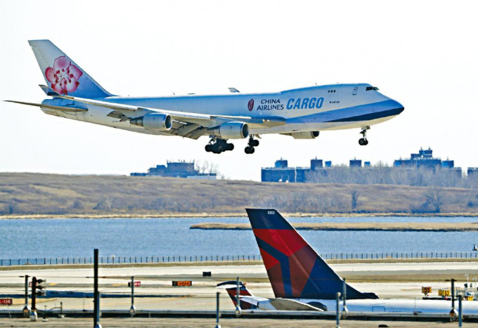 航空業擔心5G網絡影響飛行安全。圖為一架飛機在紐約甘迺迪國際機場降落。　