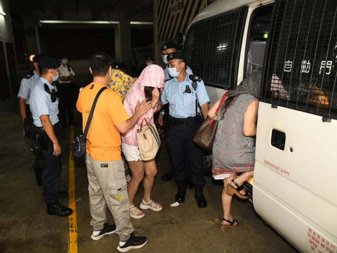 警方于葵涌捣百家乐赌场，拘13名男女。
