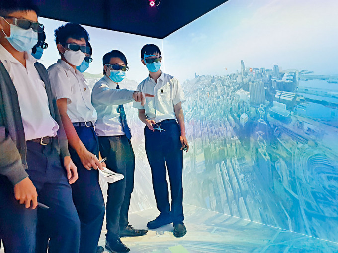 粉岭救恩书院引进VR Cave系统，让师生以虚拟实境方式进行教学，便于疫下的考察活动。