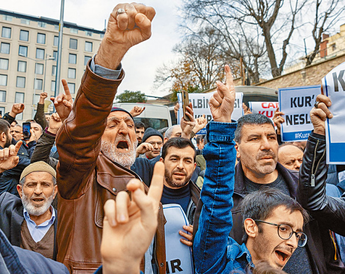 土耳其伊斯坦布爾周日有民眾到瑞典總領事館門口示威。