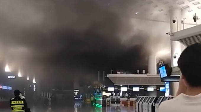 杭州蕭山國際機場客運大樓深夜冒煙，無人受傷。 微博圖