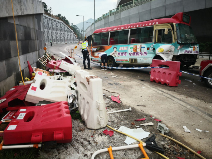 司机受伤，4男1女小巴乘客亦受伤，送院治理。