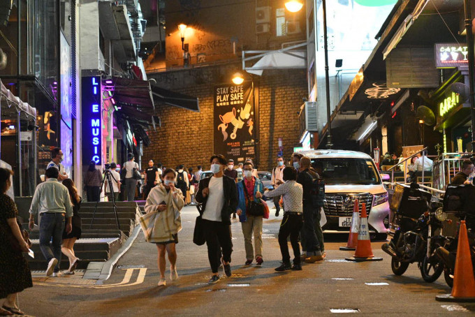 市民晚上在蘭桂坊消遣。