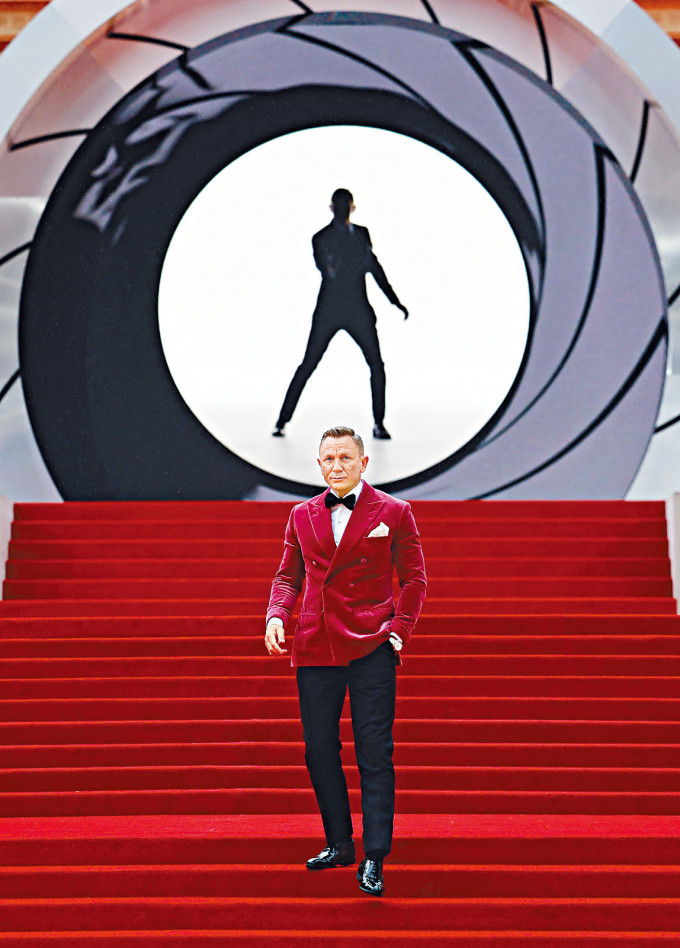 占士邦电影《生死有时》在伦敦举行盛大全球首映，主角丹尼尔基克最后一次演007。