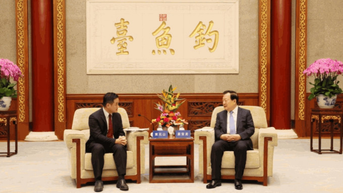 港澳办主任夏宝龙（右）今早（12月4日）在北京会见特首政策组组长黄元山（左）一行。港澳办网站图片