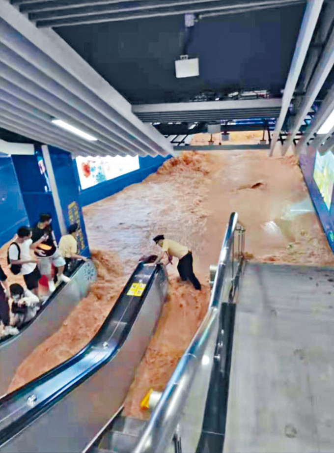 ■洪水灌入廣州地鐵站。