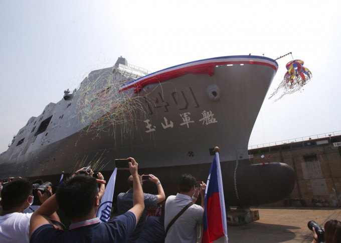台灣自行建造的兩棲運輸艦玉山艦下水。AP圖