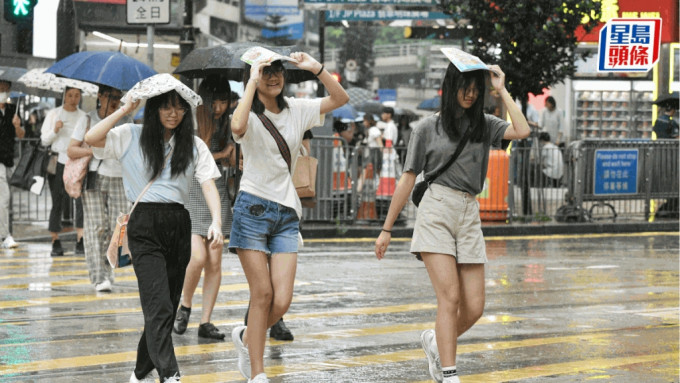 骤雨正影响广东沿岸。陈浩元摄