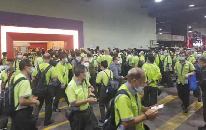 逾百名车长返回车厂候命。香港公共交通智库社FB图