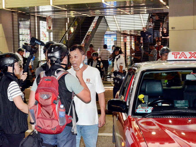 张锦运去年7月7日在旺角弥敦道将的士横泊，涉阻碍警方推进。资料图片