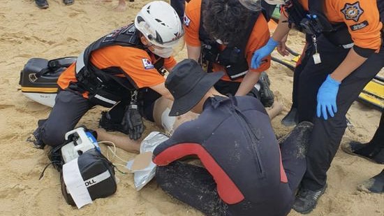 中国游客在南韩海滩遇溺获救现场。