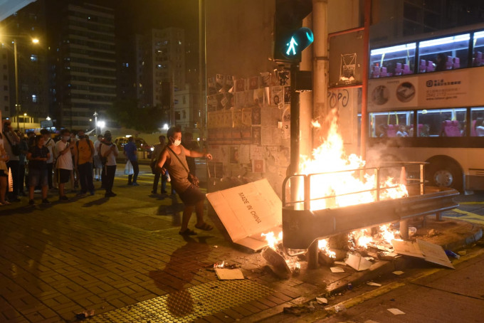 示威者周一晚上11時過後，再次縱火，有人推紙皮助燃。
