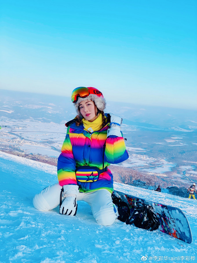李彩華日前分享滑雪照片。網上圖片