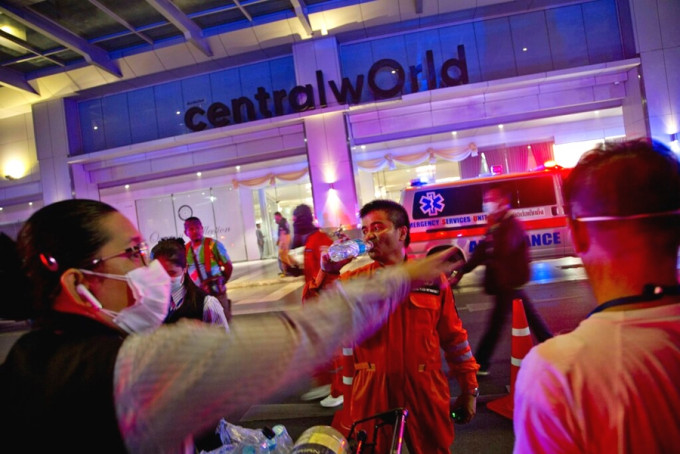 曼谷购物商场Central World发生火灾。  AP图片