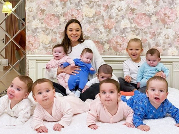 俄罗斯一名23岁妈妈豪花8万欧元聘用代母，替她与丈夫生下10名孩子。网图