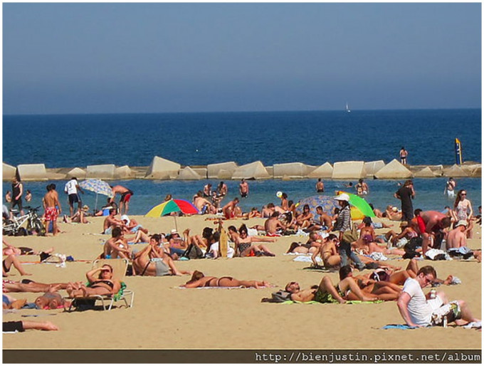 西班牙度假城市巴塞隆拿的海难一向大受游客欢迎。网图