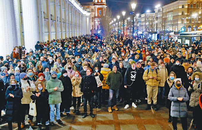示威者在俄罗斯圣彼得堡参加反战集会。