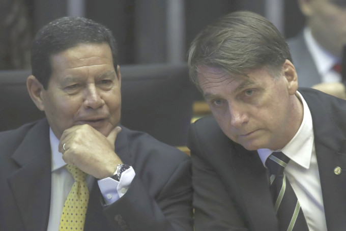 继总统博尔索纳罗早前确诊后，巴西副总统莫朗（左）亦确诊感染新冠状病毒。ap资料图片