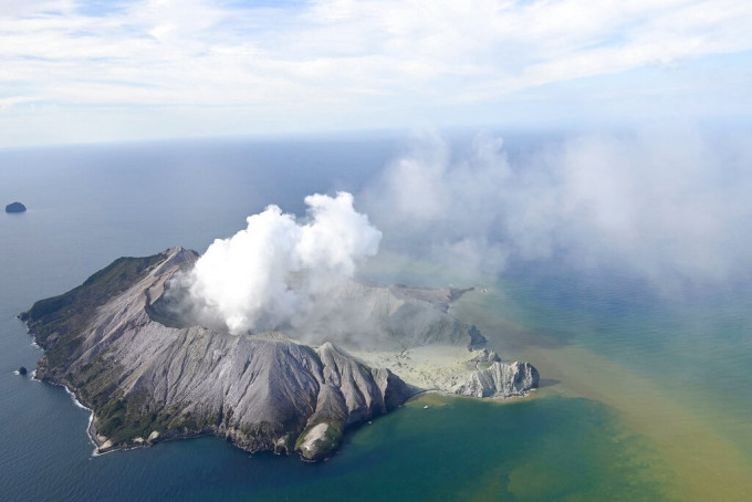 纽西兰北岛对开怀特岛发生火山爆发。AP图片