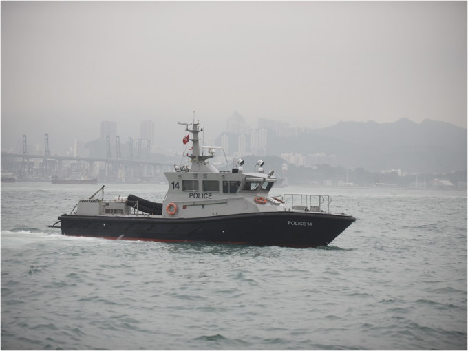 一輛水警輪撞到港珠澳大橋橋躉。資料圖片