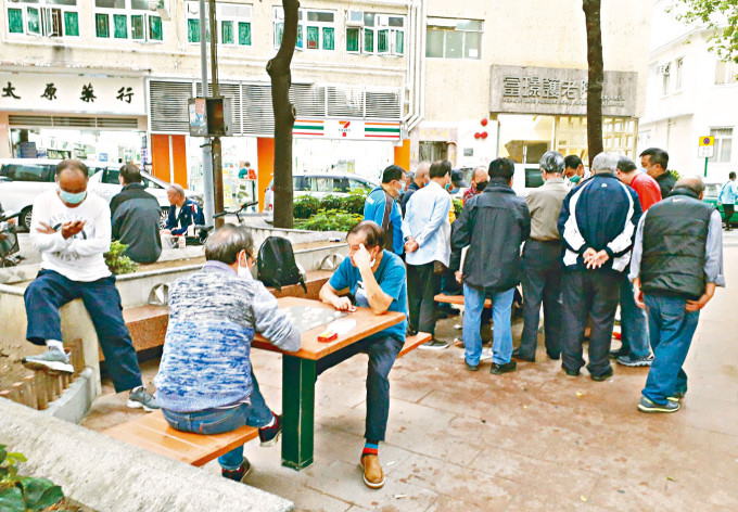 約近二十人集結在石湖墟小型公園，部分人捉象棋賭錢，亦有人觀戰。