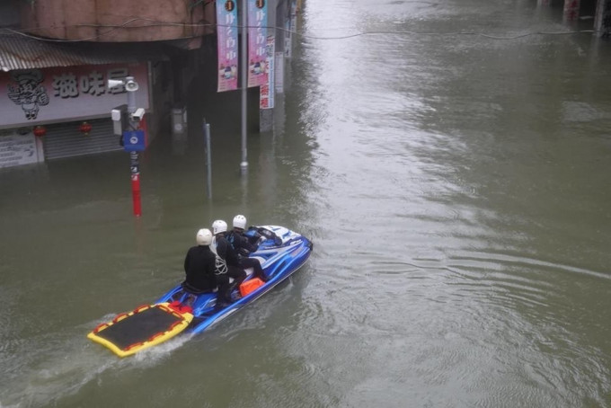 澳門多處出現水浸，救援人員以水上電單車搜救。澳門特區政府新聞局