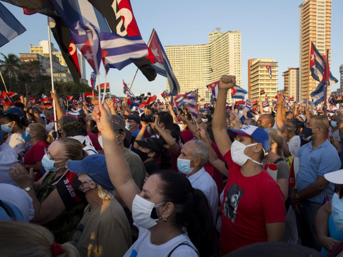 政府昨日發起支持政府集會，聲稱有10萬名參加者。AP圖片