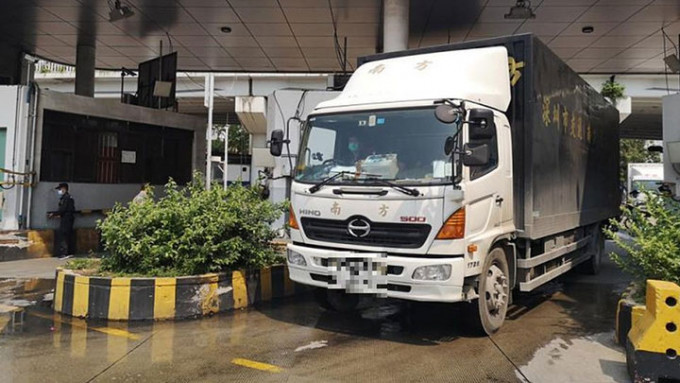 一名中港貨車司機上周五在深圳皇崗口岸等待查車期間猝死。資料圖片