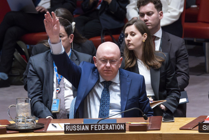 俄羅斯駐聯合國大使涅邊賈舉手否決在太空部署核武的議案。美聯社