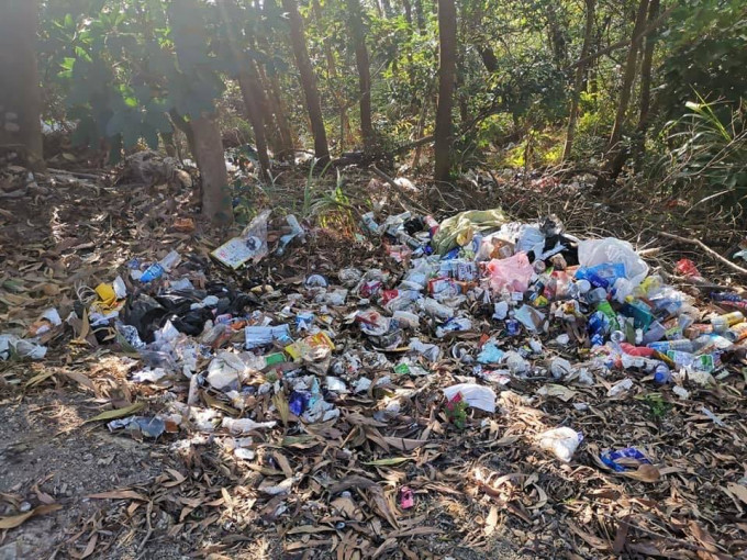 近日在山上等地方，亦出现不少垃圾。香港行山之友FB图片