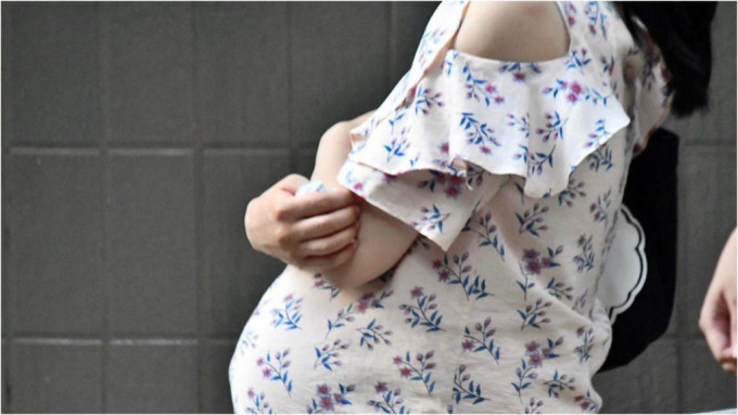 不少孕妇自怀孕初期至产后，都会使用各样的抗妊娠纹产品。资料图片