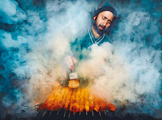 年度大奖《烤肉串》摄于印控克什米尔。