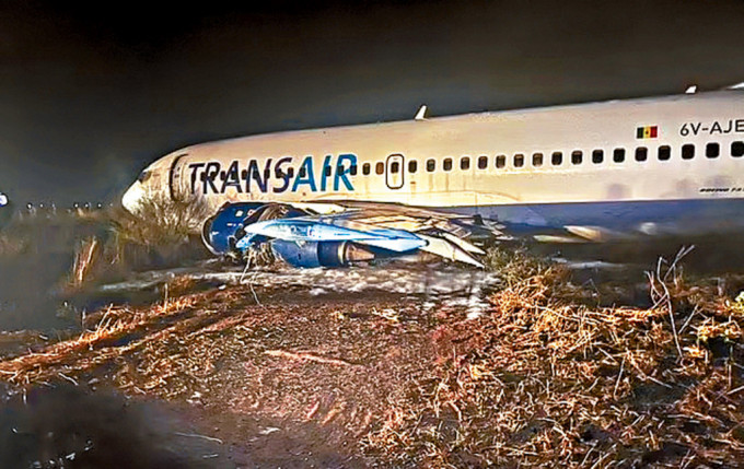 塞内加尔航空公司的客机周四起飞时着火损毁。
