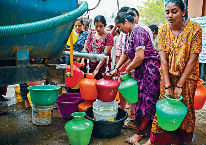 班加羅爾民眾上周五在街頭從水罐車取用免費食水。