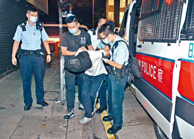 男子涉「吞毒」及袭警被制服送院。